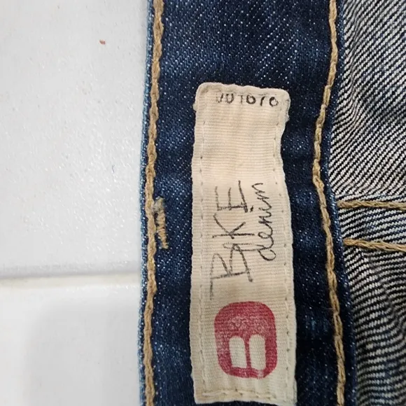 [ Buckle Denim ] cutest ever~vintage vibes DISTRESSED blue jean size 31 star fit