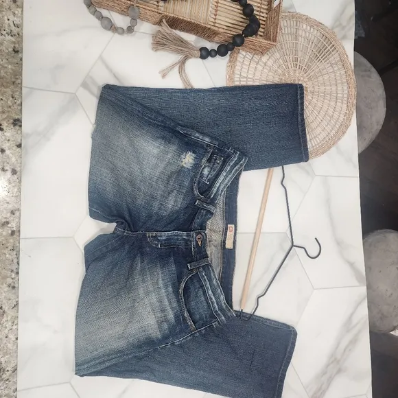 [ Buckle Denim ] cutest ever~vintage vibes DISTRESSED blue jean size 31 star fit