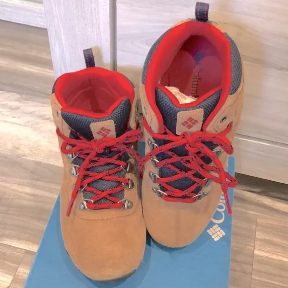 ❤️ Columbia Hiking Boots - Waterproof 💦 Size: 4YW🥾 worn once!