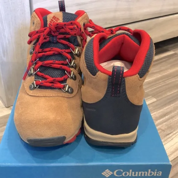 ❤️ Columbia Hiking Boots - Waterproof 💦 Size: 4YW🥾 worn once!