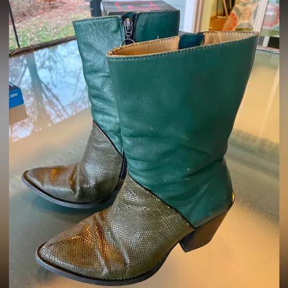 ⭐️ John Fluevog, Size 6 1/2 “Room 203” Green Women's Cowboy Style Boots. RARE !