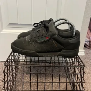 Adidas unisex Yeezy power phase Calabasas shoes size 6M/7.5W