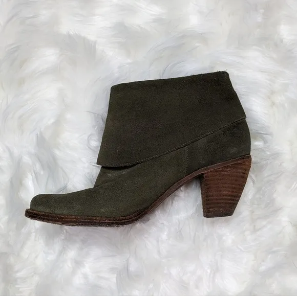Alice   Olivia Suede‎ Leather Caden Olive Green Heeled Booties Size 37.5 / 7