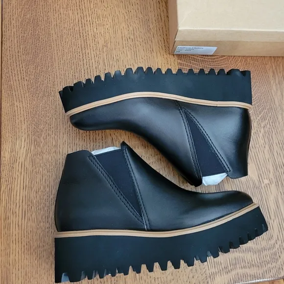 All Black Platform Chelsea Boots - black