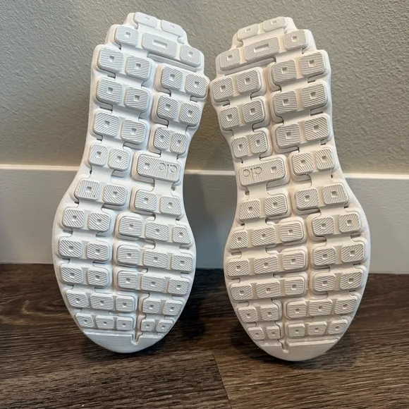 Alo Runner Running Shoes