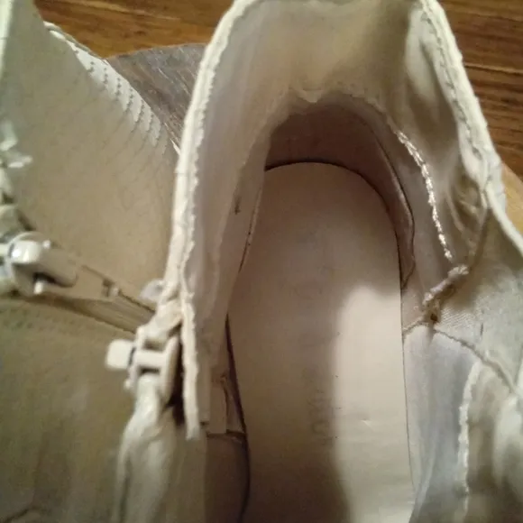 Altar'd State Brynn OffWhite Snakeskin Ankle Bootie Pointed Toe Size 7.5 3&quot; Heel