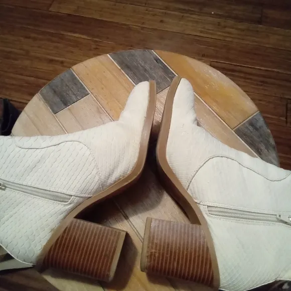Altar'd State Brynn OffWhite Snakeskin Ankle Bootie Pointed Toe Size 7.5 3&quot; Heel