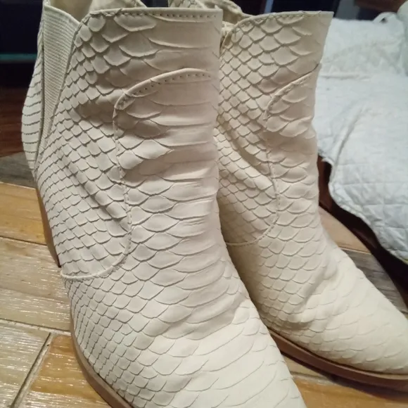 Altar'd State Brynn OffWhite Snakeskin Ankle Bootie Pointed Toe Size 7.5 3&quot; Heel