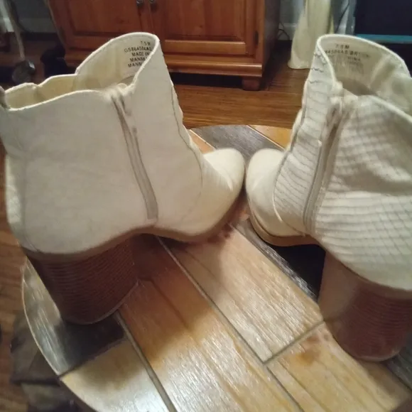 Altar'd State Brynn OffWhite Snakeskin Ankle Bootie Pointed Toe Size 7.5 3&quot; Heel