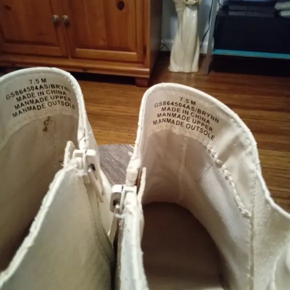 Altar'd State Brynn OffWhite Snakeskin Ankle Bootie Pointed Toe Size 7.5 3&quot; Heel