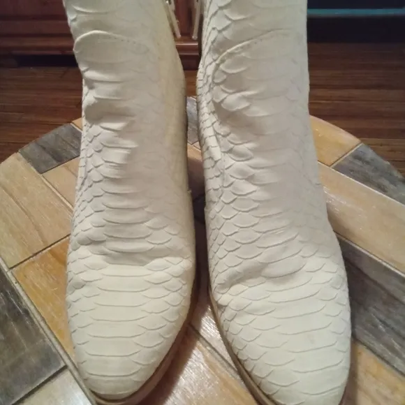 Altar'd State Brynn OffWhite Snakeskin Ankle Bootie Pointed Toe Size 7.5 3&quot; Heel