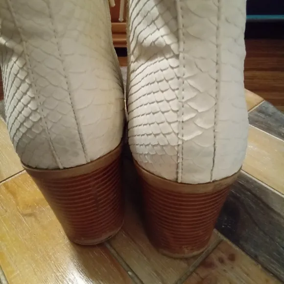 Altar'd State Brynn OffWhite Snakeskin Ankle Bootie Pointed Toe Size 7.5 3&quot; Heel