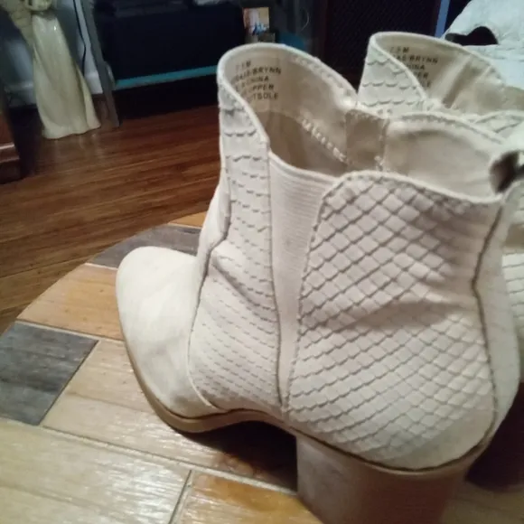 Altar'd State Brynn OffWhite Snakeskin Ankle Bootie Pointed Toe Size 7.5 3&quot; Heel