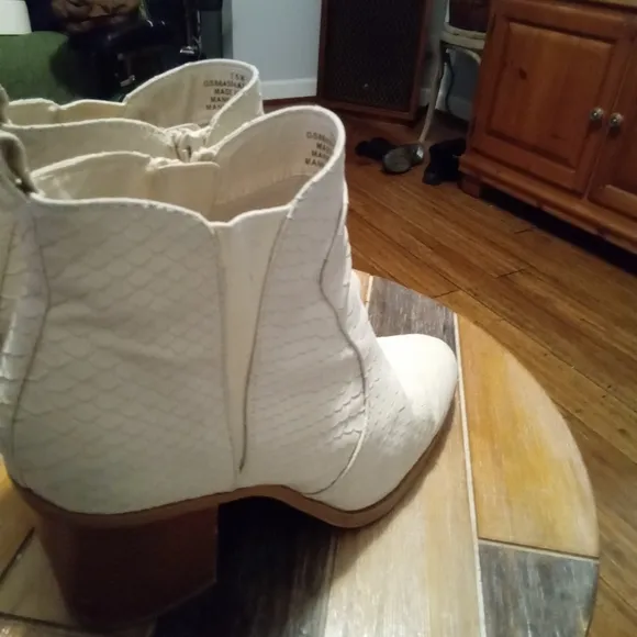 Altar'd State Brynn OffWhite Snakeskin Ankle Bootie Pointed Toe Size 7.5 3&quot; Heel