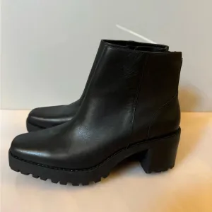 Andre Assous Milla Shoes Womens 8 Black Leather Side Zip Lug Sole Ankle Bootie