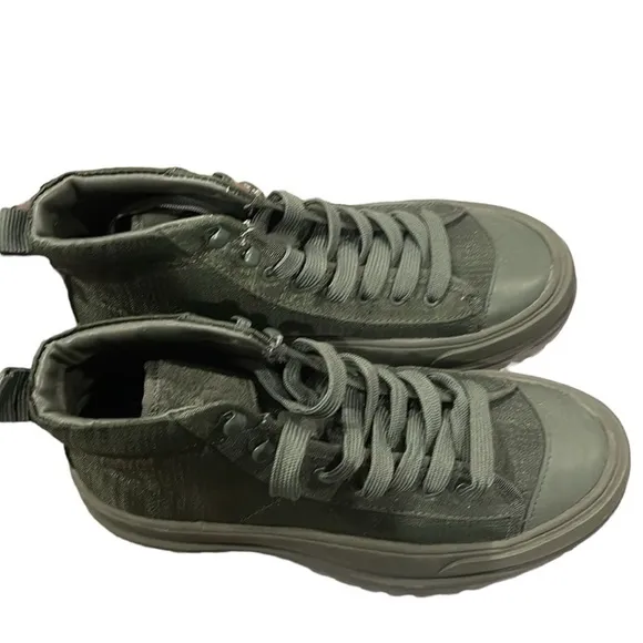 Anthropologie greats lug sole ankle boots.  Army green color.  Size 6