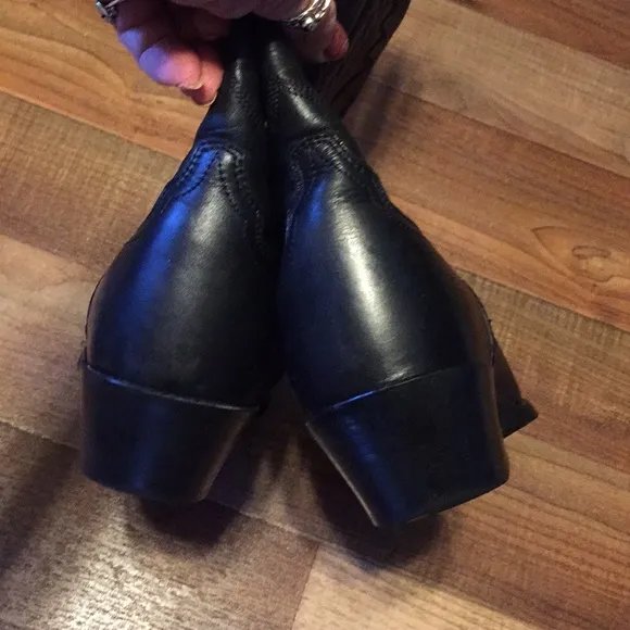 Ariat Ladies Black Western boots size 6B