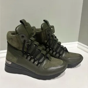 Atalina Women’s Hunter Army Green Contemporary High Ankle Boots -size 8
