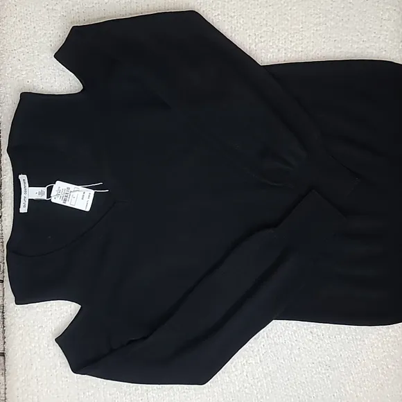 Autumn Cashmere Cold-Shoulder V-Neck Long Sleeve Cashmere Sweater in Black - NWT