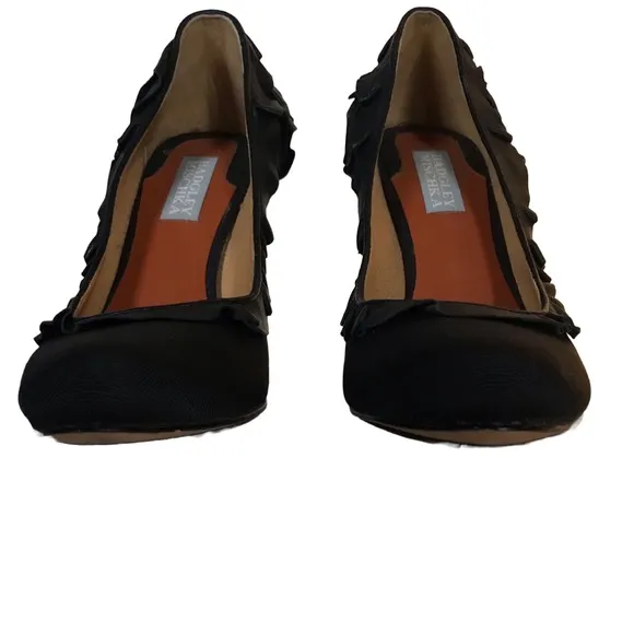 BADGLEY MISCHKA BLACK FABRIC &amp; LEATHER RUFFLES CLASSIC PUMP HEELS (6.5M)