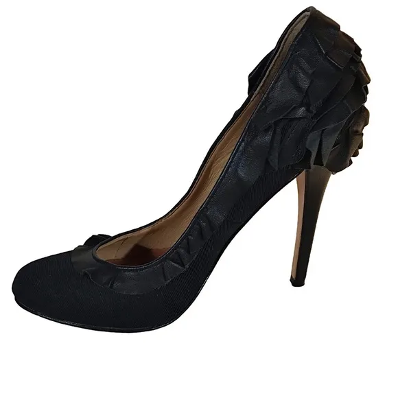 BADGLEY MISCHKA BLACK FABRIC &amp; LEATHER RUFFLES CLASSIC PUMP HEELS (6.5M)
