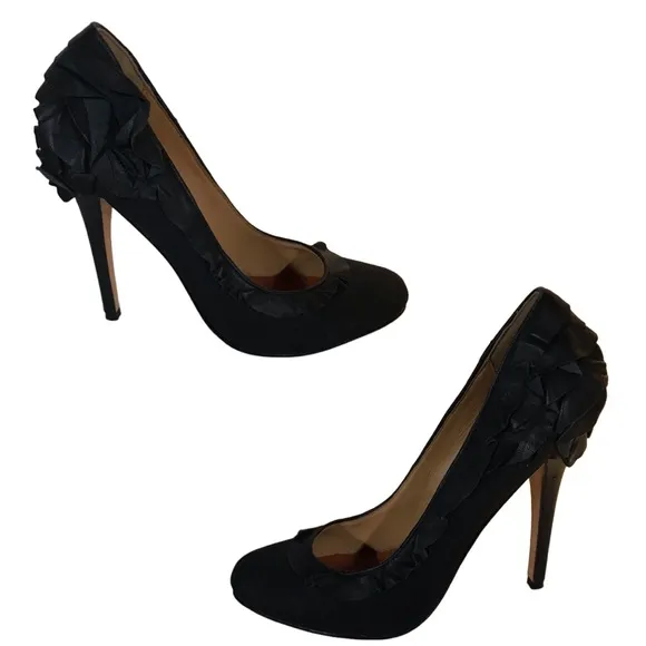 BADGLEY MISCHKA BLACK FABRIC &amp; LEATHER RUFFLES CLASSIC PUMP HEELS (6.5M)