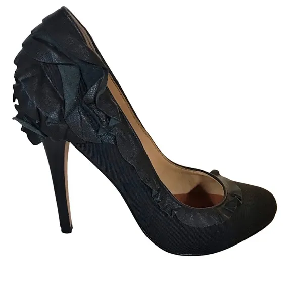 BADGLEY MISCHKA BLACK FABRIC &amp; LEATHER RUFFLES CLASSIC PUMP HEELS (6.5M)