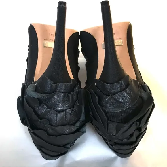 BADGLEY MISCHKA BLACK FABRIC &amp; LEATHER RUFFLES CLASSIC PUMP HEELS (6.5M)