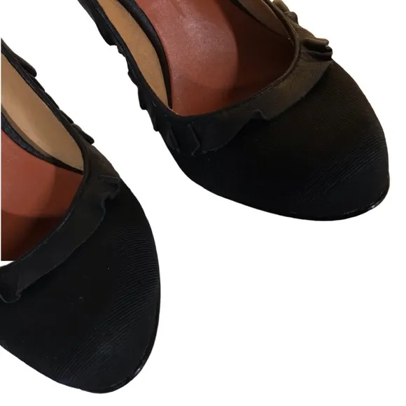 BADGLEY MISCHKA BLACK FABRIC &amp; LEATHER RUFFLES CLASSIC PUMP HEELS (6.5M)