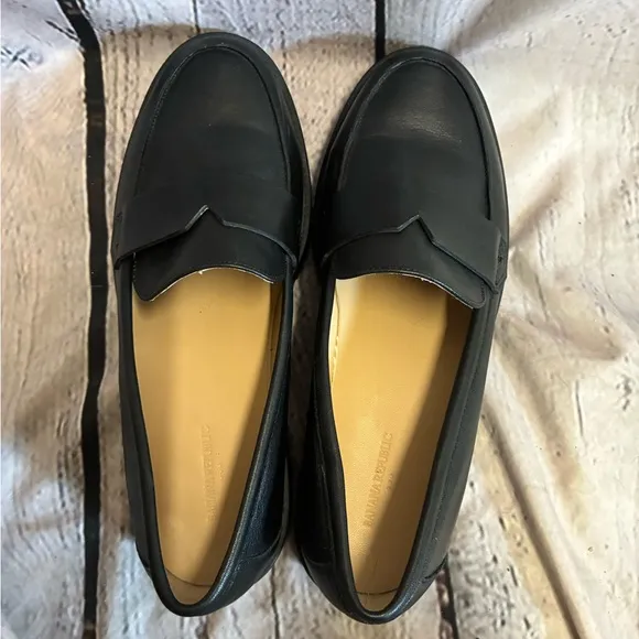 Banana Republic Leather Vee Strap Lug Sole Loafer Shoes Black Size 10 Women’s