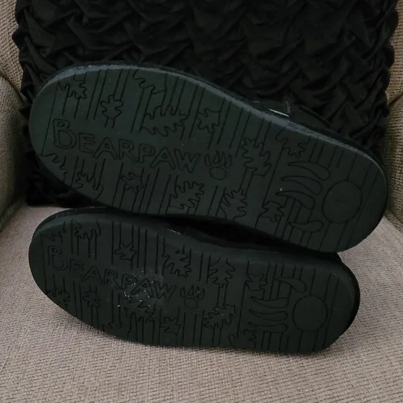 BEARPAW ADELE YOUTH BLACK SHORT SUEDE BOOTS