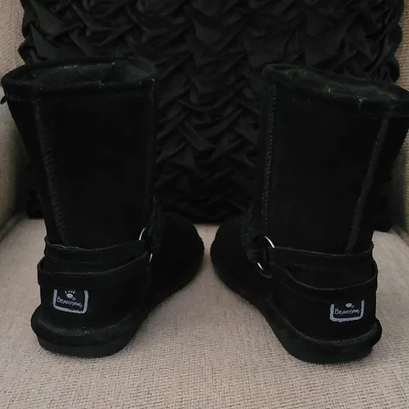 BEARPAW ADELE YOUTH BLACK SHORT SUEDE BOOTS