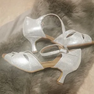 Beautiful shoes with leather sole fit size 5.5.