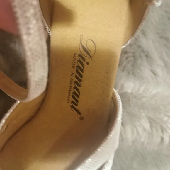 Beautiful shoes with leather sole fit size 5.5.