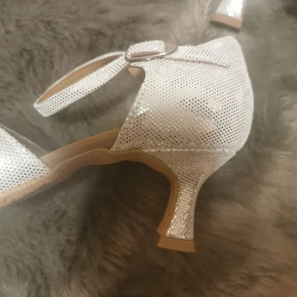 Beautiful shoes with leather sole fit size 5.5.