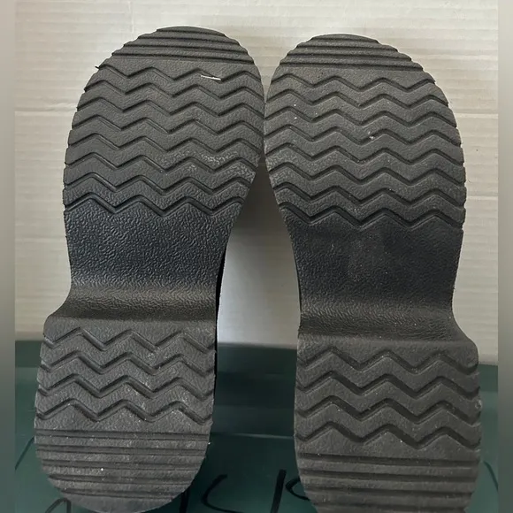 Black Slip-On Shoes by Project Cloud Women’s Size 6 EUC