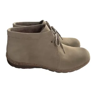 B.O.C. Womens Nadia Taupe Chukka Boots Size 10 Medium