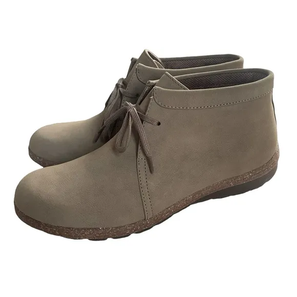 B.O.C. Womens Nadia Taupe Chukka Boots Size 10 Medium