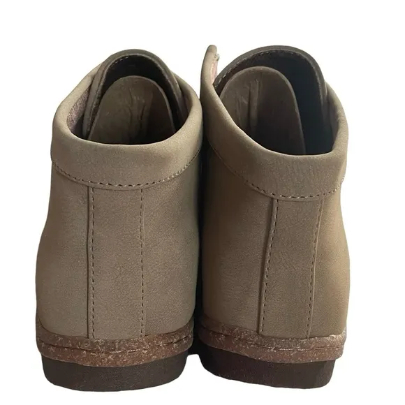 B.O.C. Womens Nadia Taupe Chukka Boots Size 10 Medium