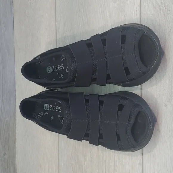 Bzees Womens Comfort Freel Walking Open Toe Sandals sneakers shoes sz 6.5