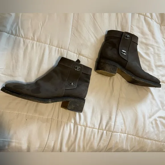 Chanel Logo Women's Gray Suede Round Toe Side Zip CC Turnlock Ankle Boot