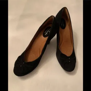 Clark Artisan Black Velour Shoes size 9 1/2