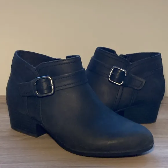 Clark ultimate comfort Charlten Rae Ankle Booties Buckle Detail 7