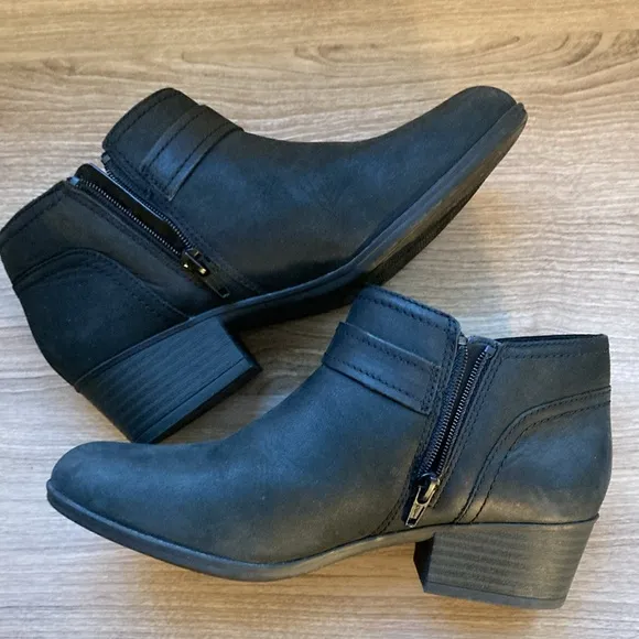 Clark ultimate comfort Charlten Rae Ankle Booties Buckle Detail 7