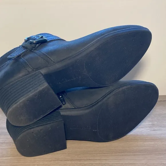 Clark ultimate comfort Charlten Rae Ankle Booties Buckle Detail 7