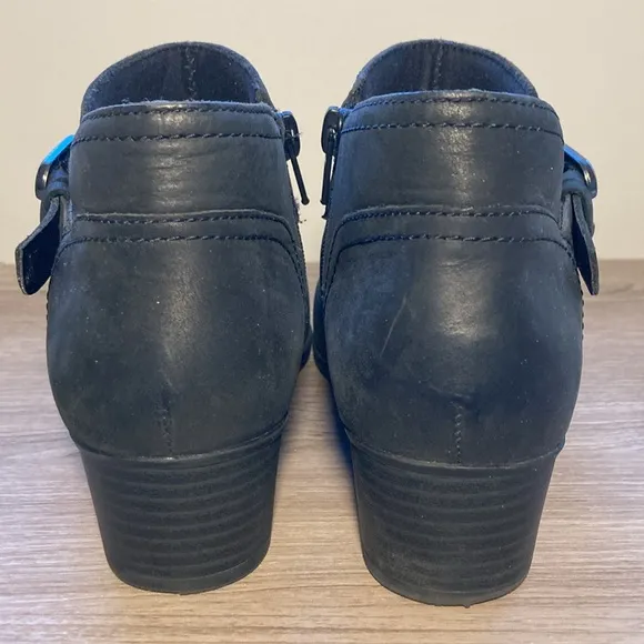 Clark ultimate comfort Charlten Rae Ankle Booties Buckle Detail 7
