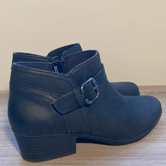 Clark ultimate comfort Charlten Rae Ankle Booties Buckle Detail 7