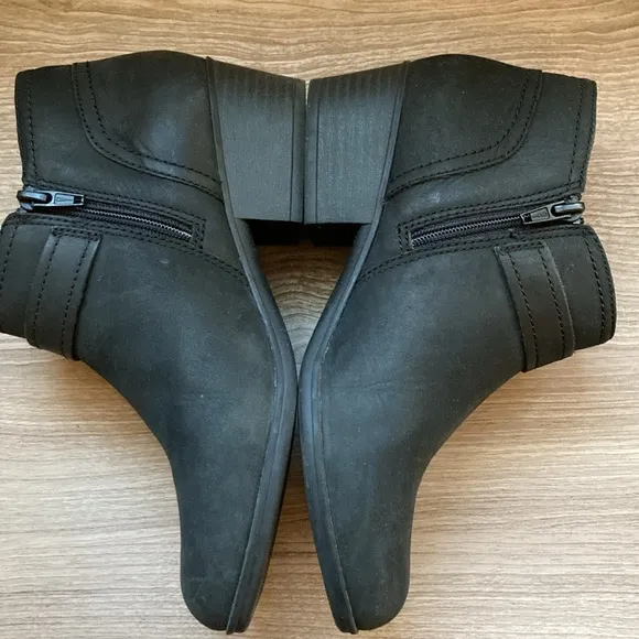 Clark ultimate comfort Charlten Rae Ankle Booties Buckle Detail 7
