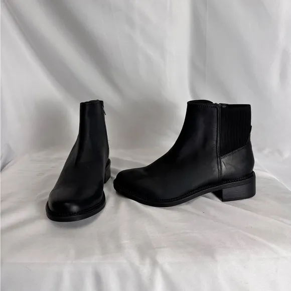 Clarks Black‎ Chelsea Ankle Boots Sleek Design
