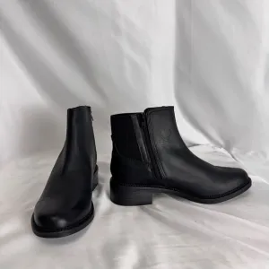 Clarks Black‎ Chelsea Ankle Boots Sleek Design